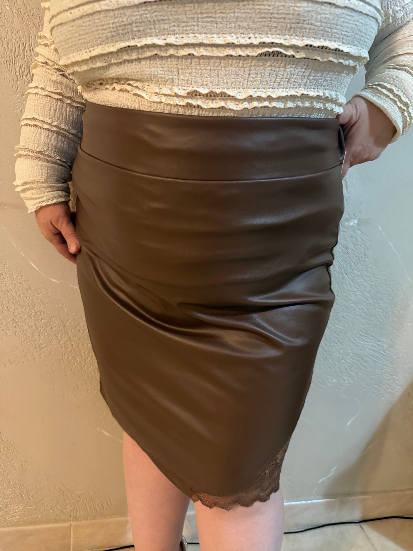 gonna di pelle con ricamo