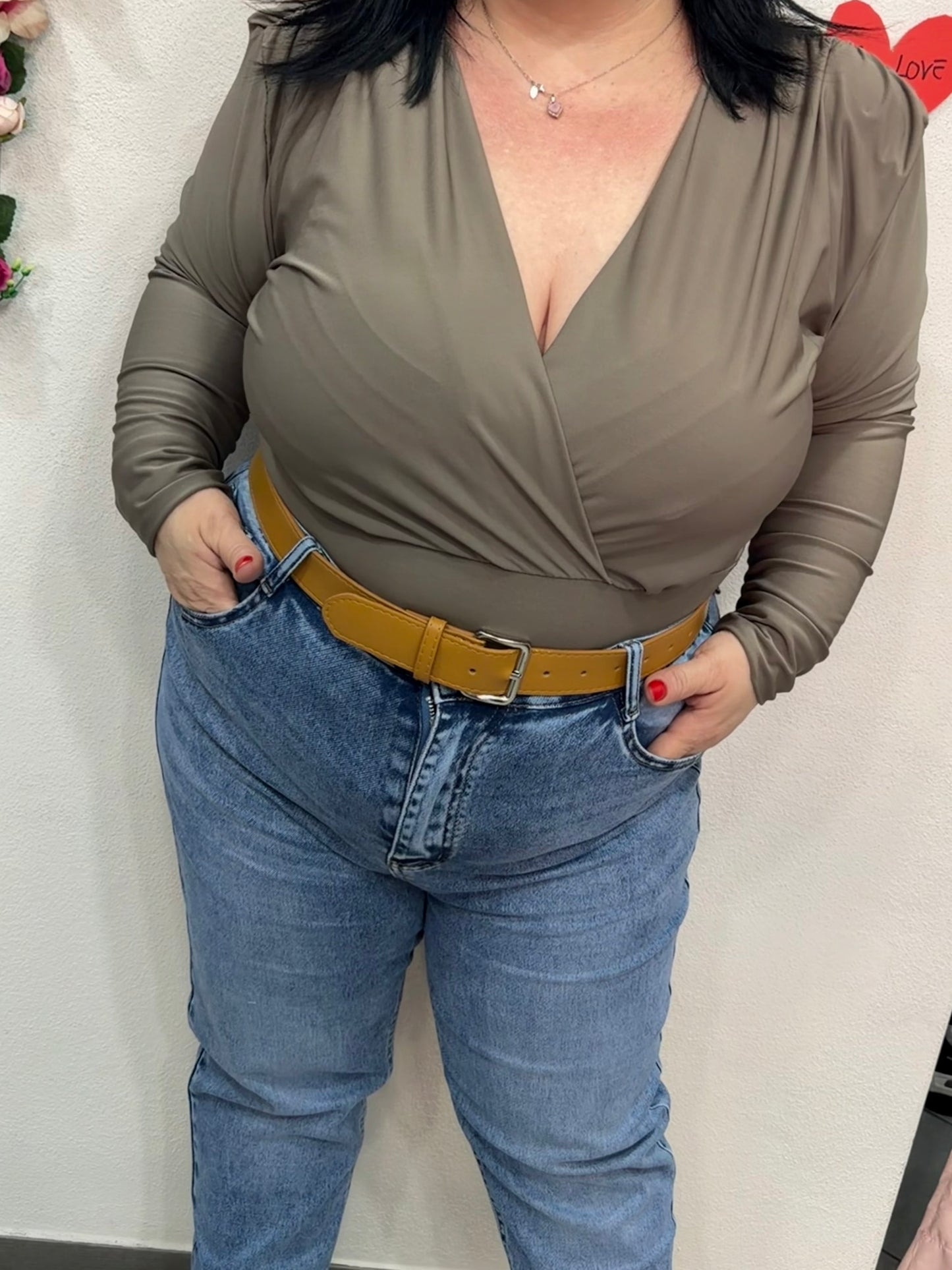 body curvy scollo a v